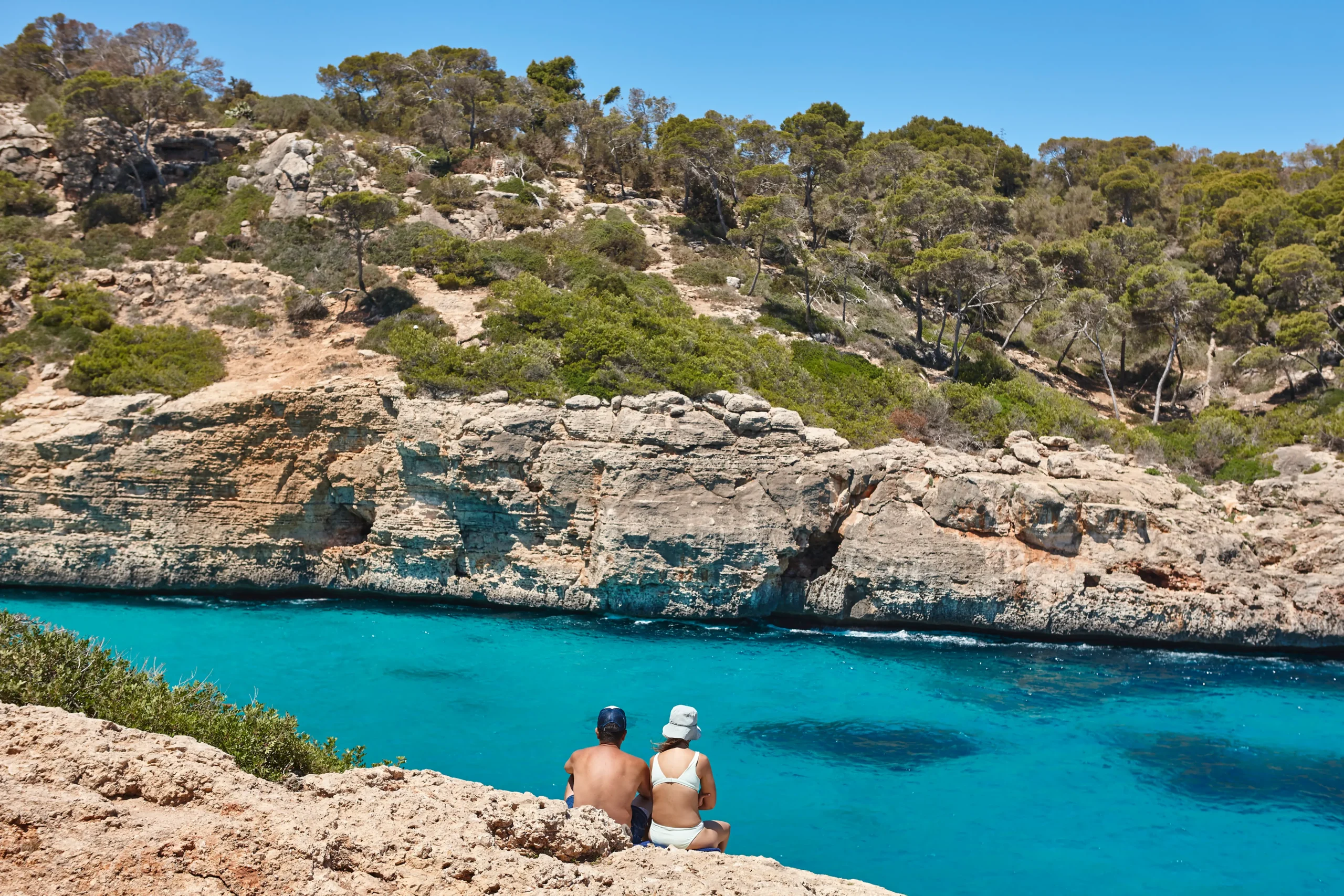 summer-in-spain-couple-relaxing-mediterranean-tur-2026-03-18-04-23-40-utc